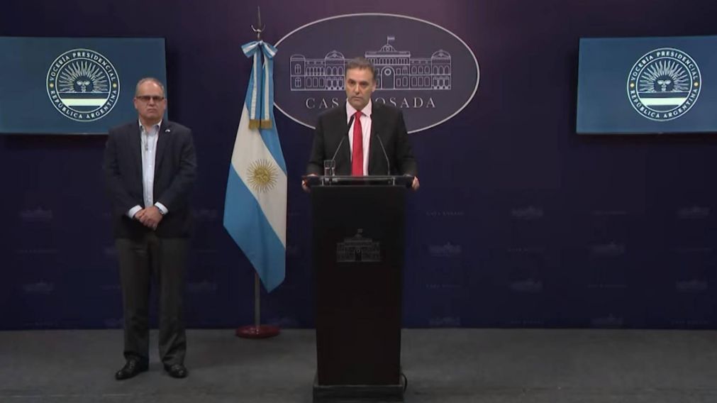 El vocero Manuel Adorni brindó un breve mensaje junto al embajador de Israel, Eyal Sela.