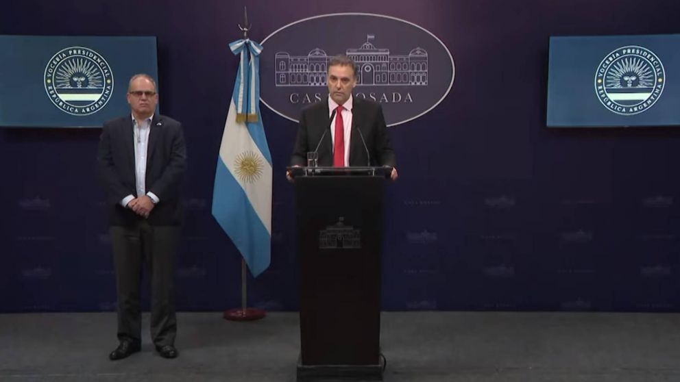 El vocero Manuel Adorni brindó un breve mensaje junto al embajador de Israel, Eyal Sela.