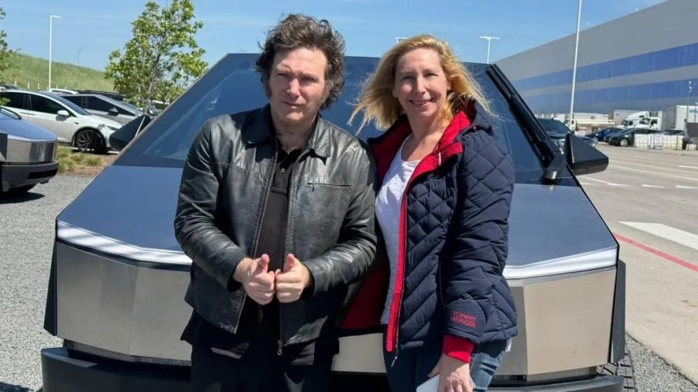 EL PRESIDENTE Y SU HERMANA KARINA POSAN CON EL TESLA, LA CREACIÓN DEL EMPRESARIO ELON MUSK, QUE LOS RECIBIÓ EN ESTADOS UNIDOS.