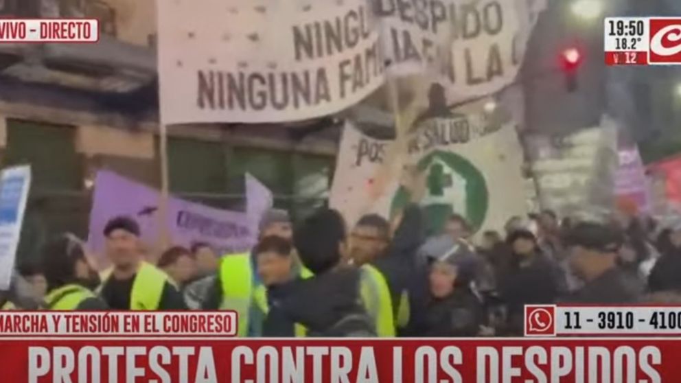 Manifestantes marcharon en protesta contra despidos frente al Congreso y hubo tensi�n con la Polic�a.