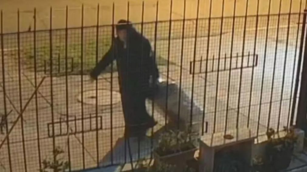 La mujer llevando los restos de su amiga en una valija.