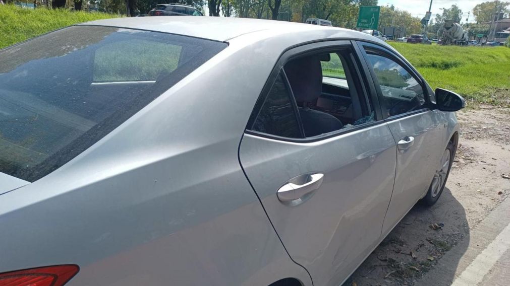 Este es el automóvil en el que circulaba el funcionario policial.