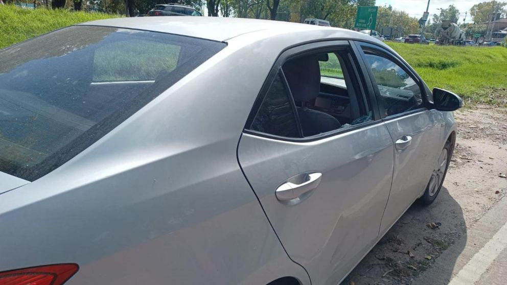 Este es el automóvil en el que circulaba el funcionario policial.