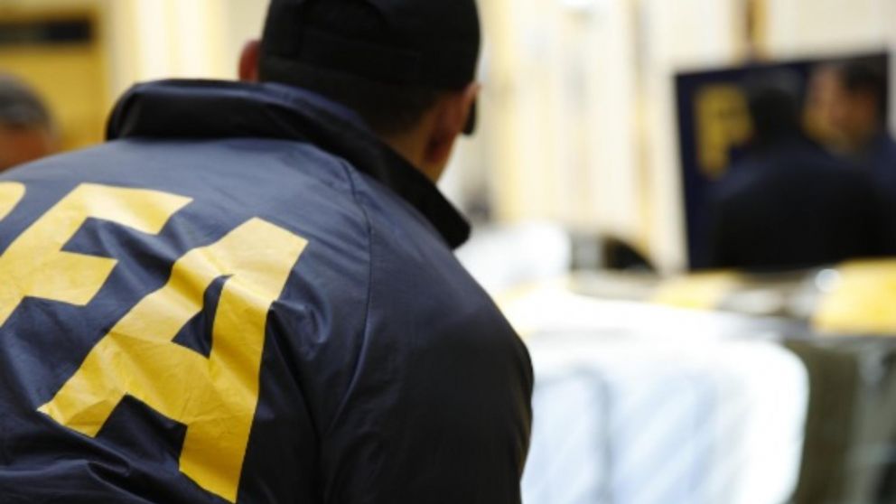 Los individuos tenían colocadas ropas de la Policía Federal Argentina.