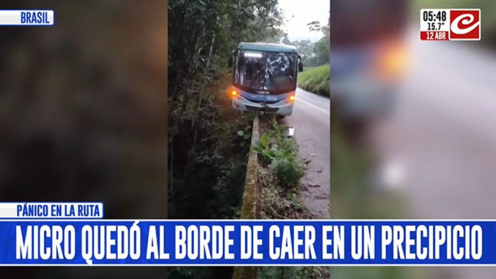 Tremendo: micro repleto de pasajeros quedó haciendo equilibrio en un precipicio