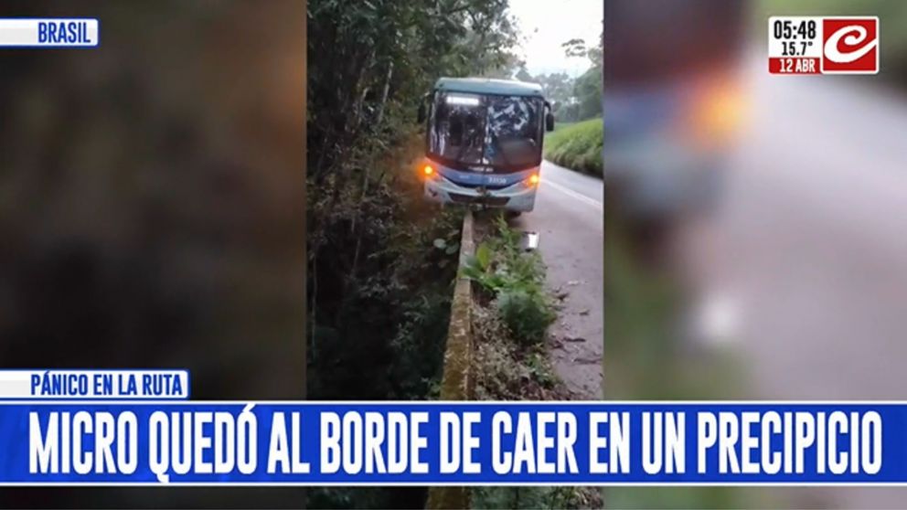 Tremendo: micro repleto de pasajeros quedó haciendo equilibrio en un precipicio