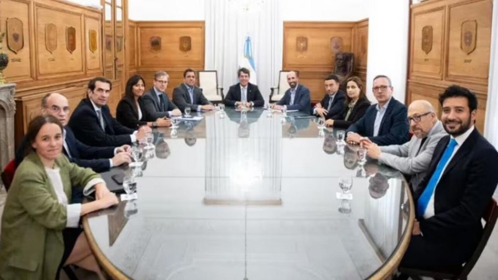 La reunión de Nicolás Posse con radicales por un proyecto de reforma laboral (Twitter).