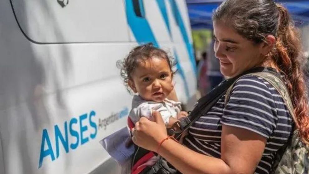 ¡Es hoy! AUH: Anses paga $20.000 extra, según tu DNI