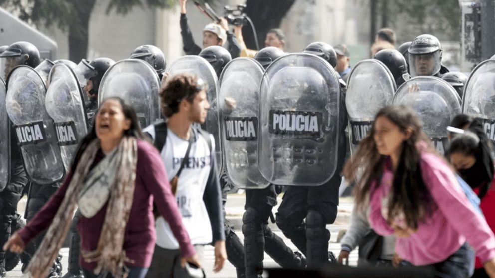Los efectivos de infantería de la Policía de la Ciudad avanzaron con el desalojo de los manifestantes que cortaban la circulación en la avenida (AP).