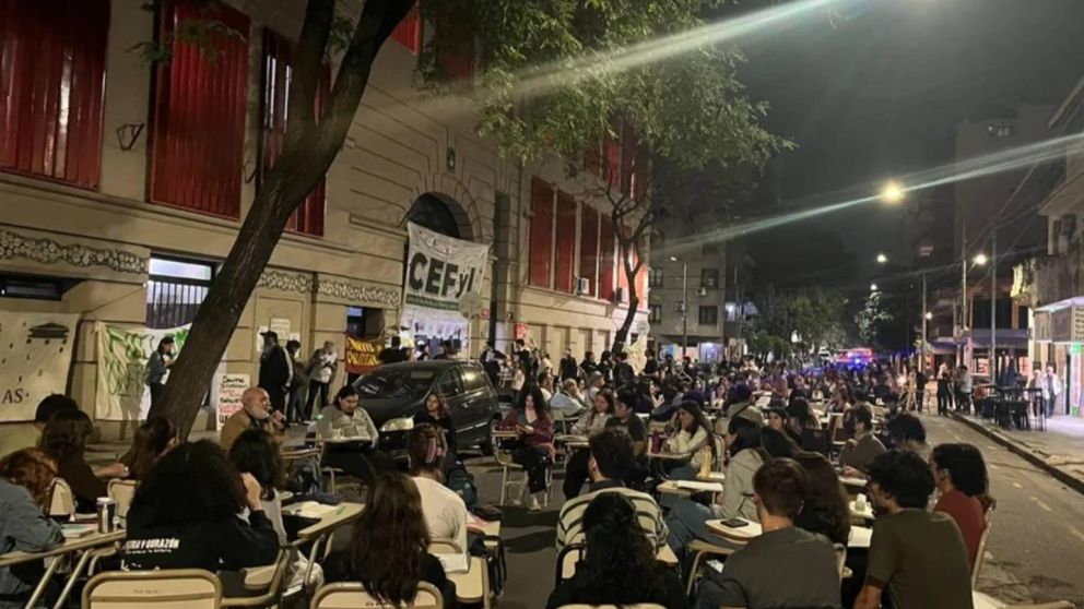 Este miércoles habrá un “Cacerolazo Educativo” convocado por el Centro de Estudiantes de la Facultad de Filosofía y Letras de la UBA.