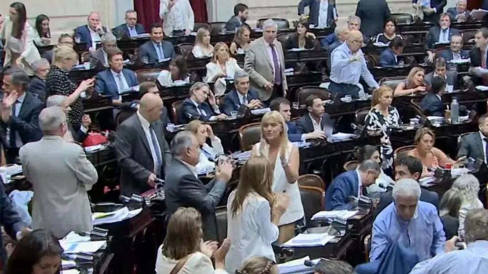 La oposición celebró la decisión de levantar la sesión.