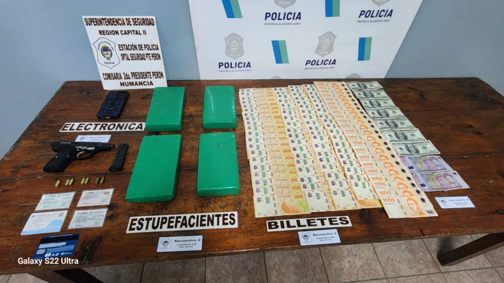 Los elementos que fueron incautados en poder de los sospechosos.