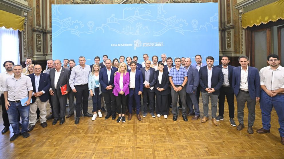 Axel Kicillof y su comitiva, junto con intendentes radicales.