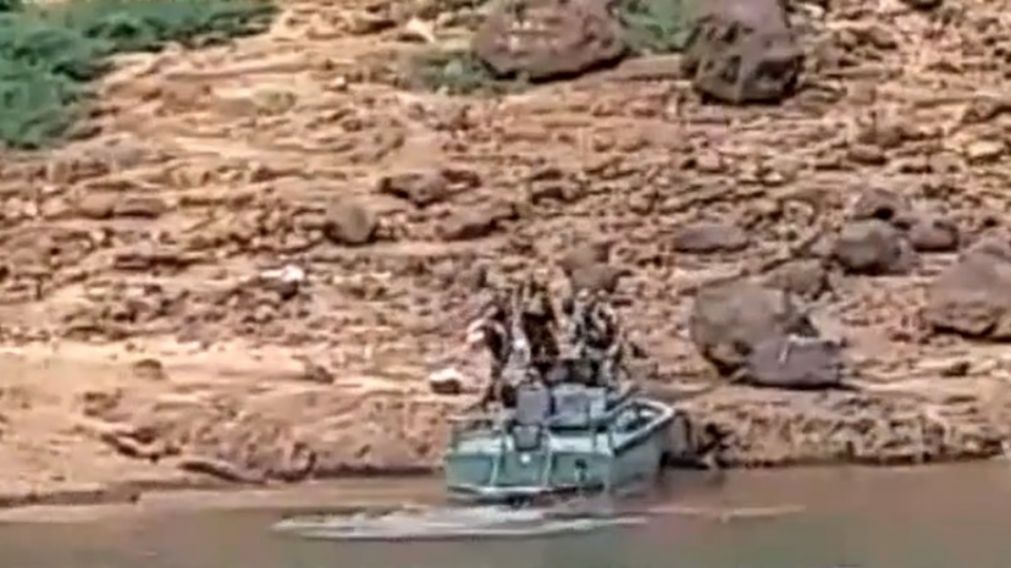 Algunos individuos comenzaron arrojar piedras a los efectivos de prefectura para intentar detener el operativo.