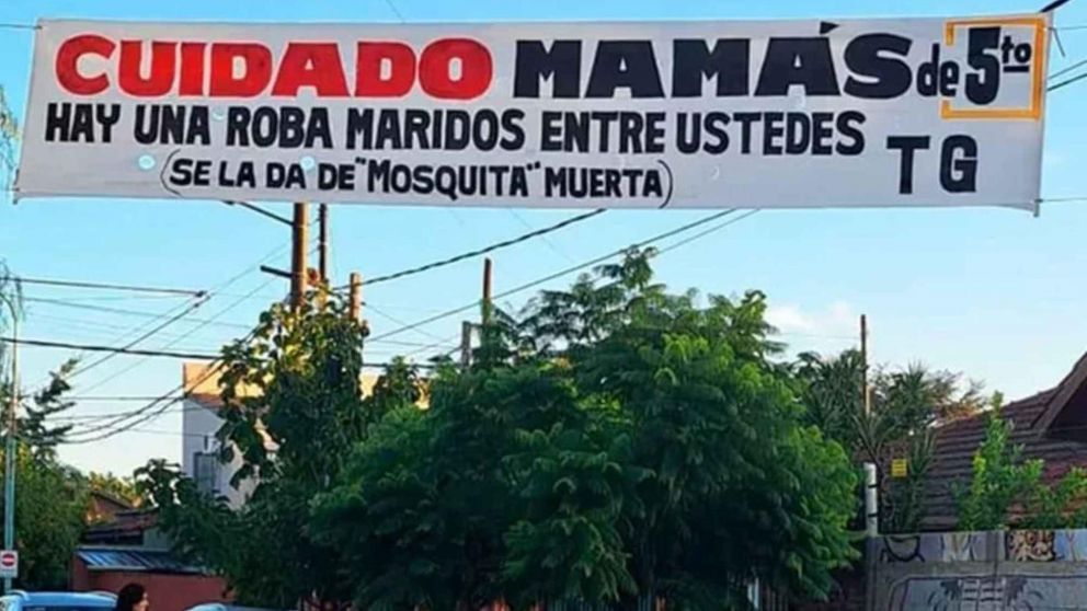 "Cuidado mamás, hay una roba maridos": insólito pasacalle puso al barrio en alerta.