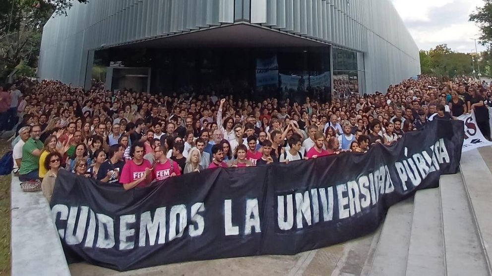 Alrededor de 2.500 personas participaron del abrazo simbólico a la Facultad de Ciencias Exactas de la UBA (Foto Exactas UBA).