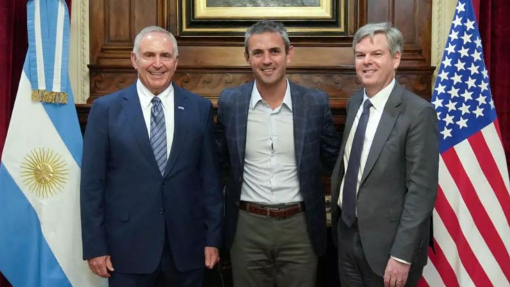 Marc Stanley y Martín Menem junto a Kevin Sullivan en la Cámara de Diputados.