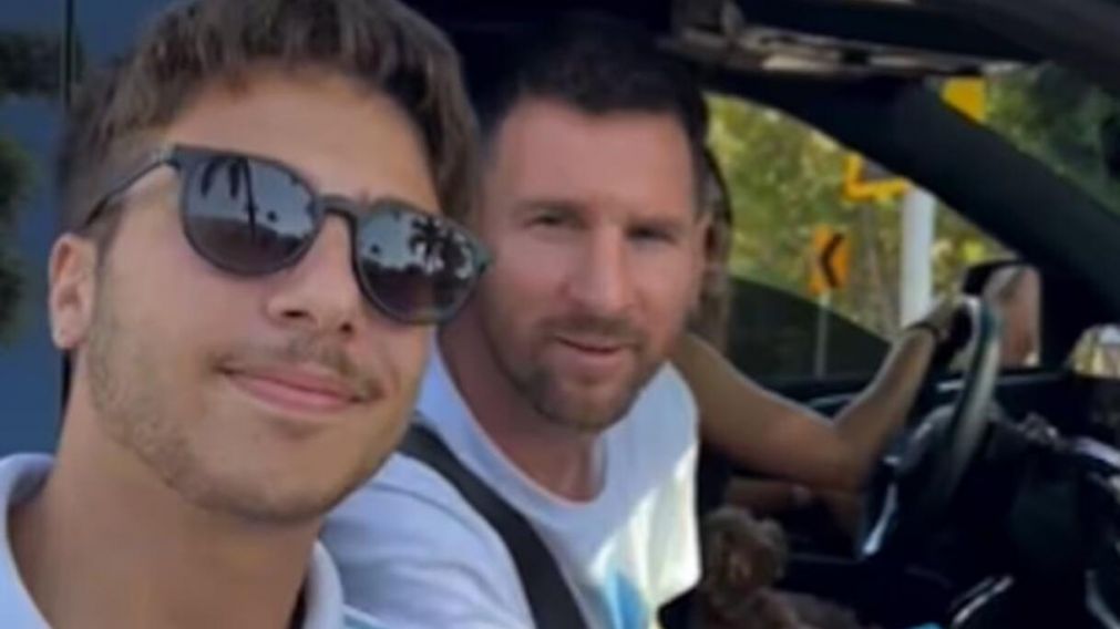 Los fan�ticos reconocen la camioneta y se sacan fotos con Lionel Messi (Twitter).