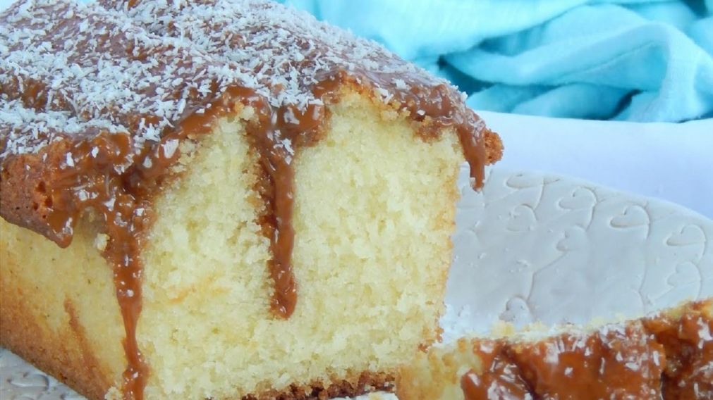 Exquisita receta de budín de coco y dulce de leche matero ideal para la merienda.