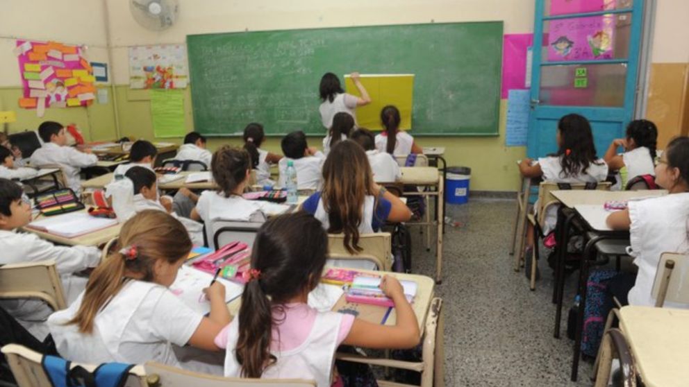 El voucher educativo está destinado a las familias que envían a sus hijos a colegios privados.