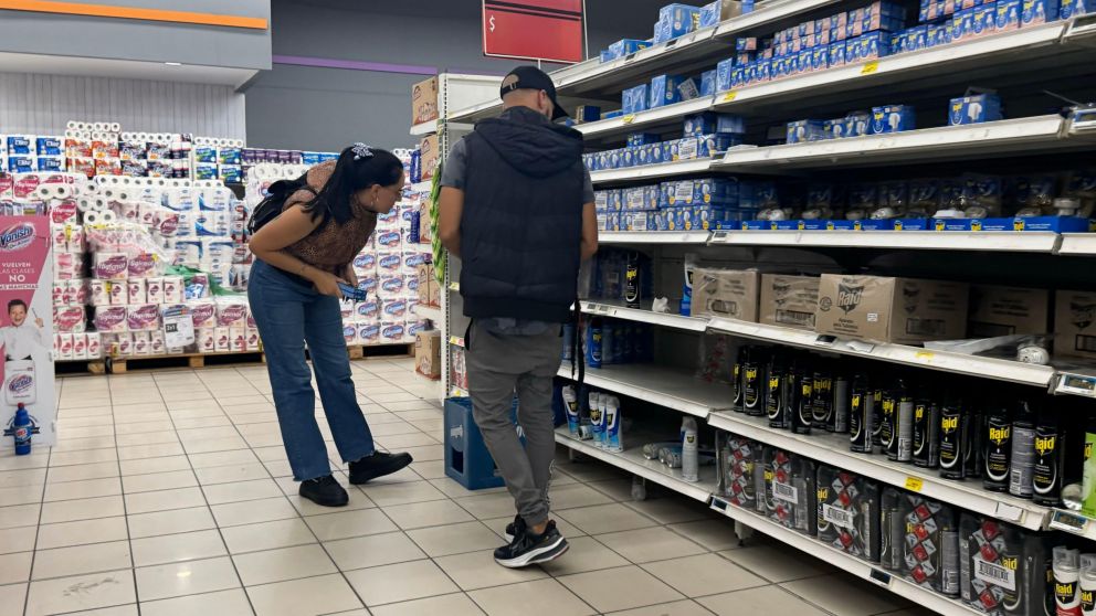 Por el brote de dengue, faltan repelentes en las góndolas (Nahuel Ventura / Crónica).