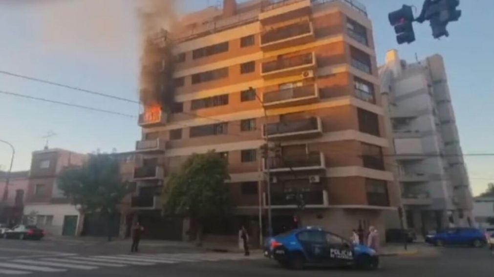 El dueño del departamento fue llevado al hospital por inhalación de monóxido (Twitter).