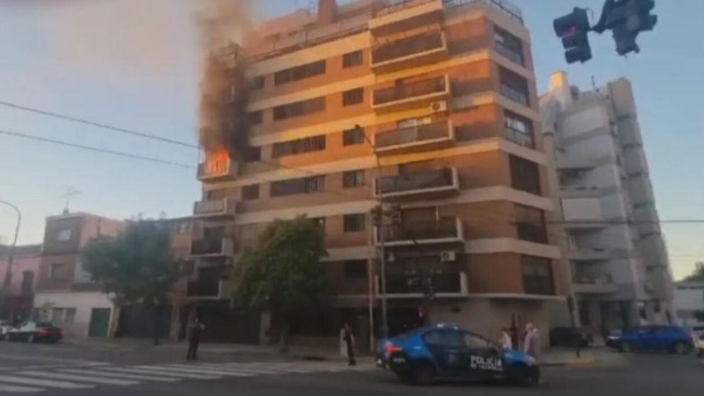 El dueño del departamento fue llevado al hospital por inhalación de monóxido (Twitter).