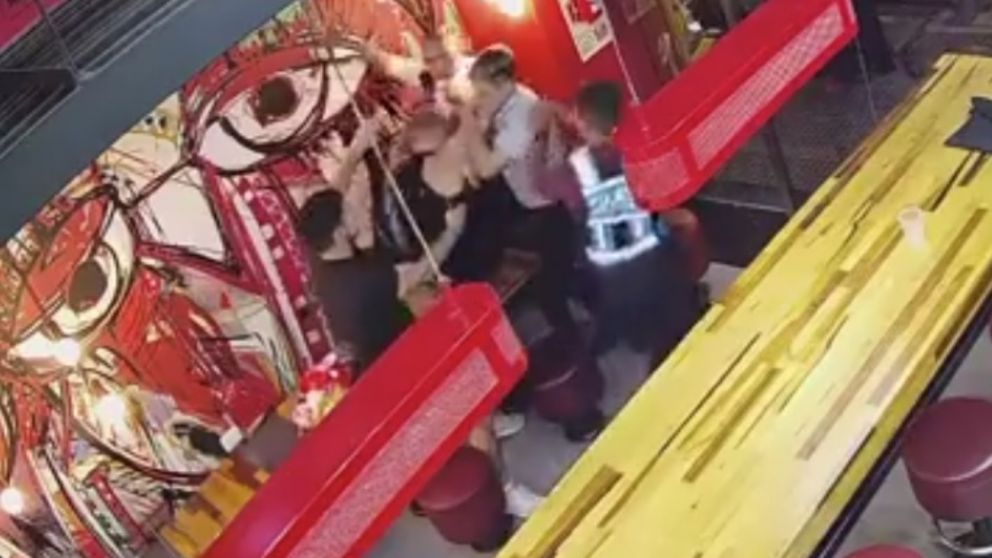 Salvaje golpiza a dos jóvenes en una hamburguesería en el centro porteño.