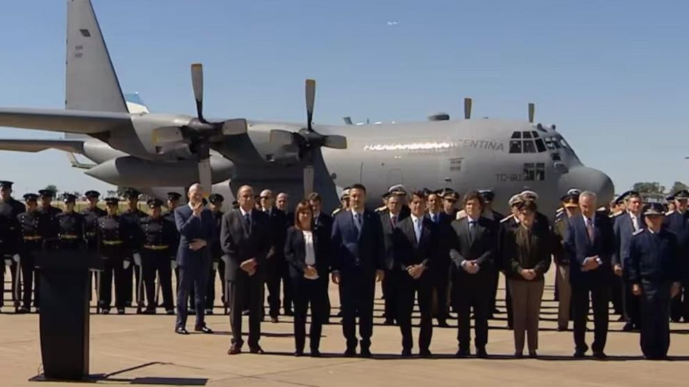 El presidente encabezó el acto de presentación del avión.
