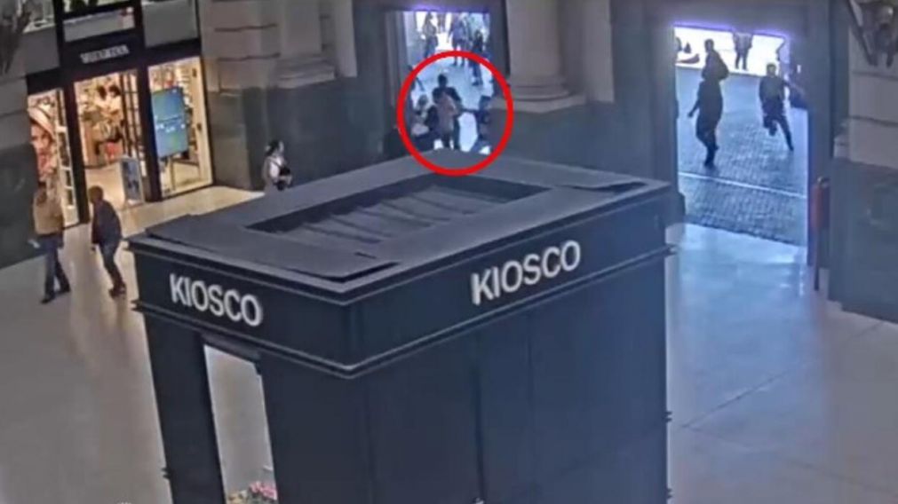 El episodio fue monitoreado por las cámaras de seguridad de la estación Retiro (Captura de video).