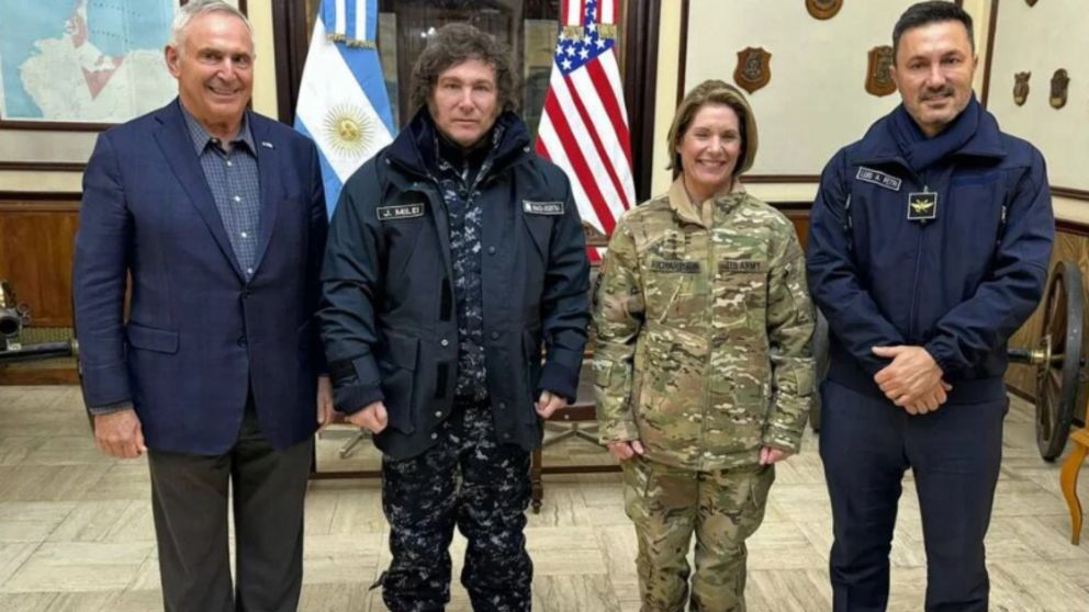 Javier Milei habla en conferencia desde Ushuaia con Laura Richardson.