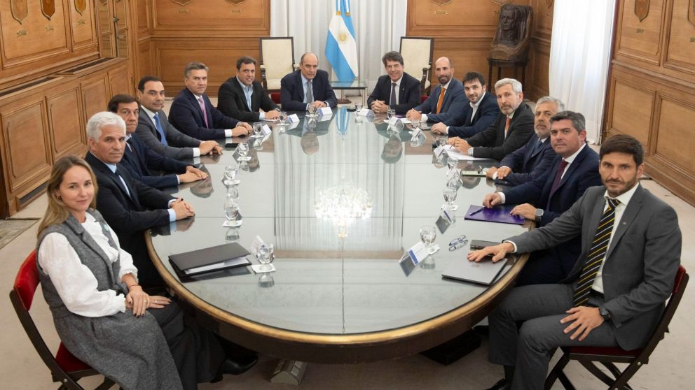 Los gobernadores de Juntos por el Cambio posan para la foto en la Casa Rosada.