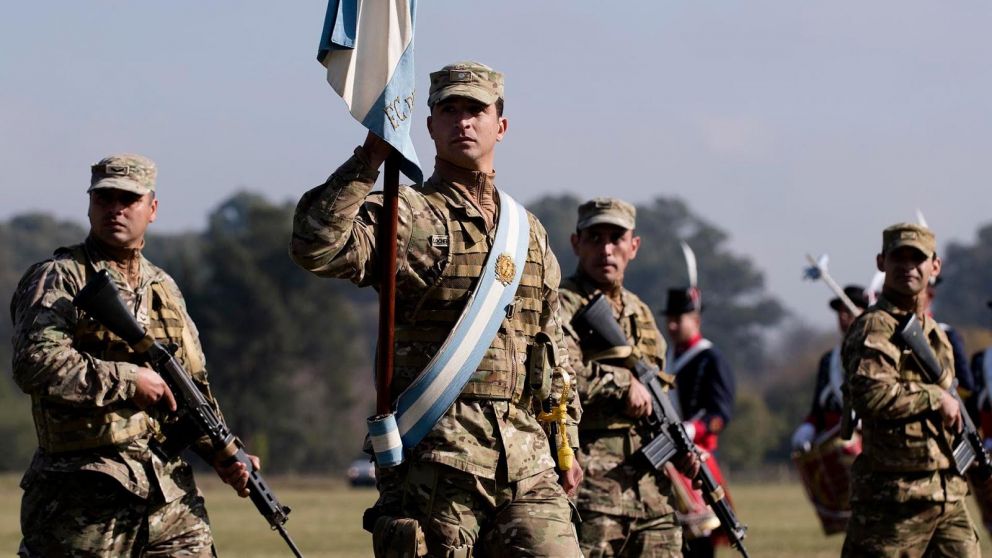 El 17 de mayo pasado, el ministro de Defensa, Jorge Taiana, hab�a anunciado que se aplicar�a una "amplia y gradual recomposici�n" de los salarios de los militares.