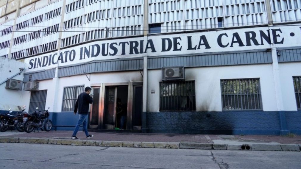 El frente del sindicato de la Carne fue atacado a tiros (Gentileza Rosario 3).