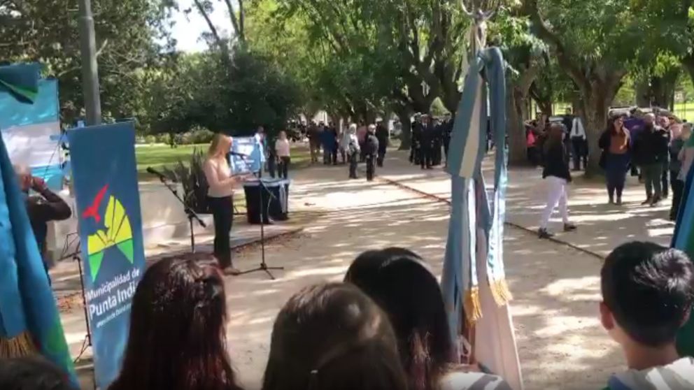 La mujer pudo insistir y terminar su discurso.
