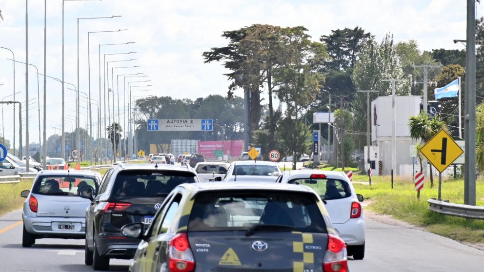 El tránsito es intenso en la Ruta 2 con sentido a la ciudad de Buenos Aires (Foto NA).