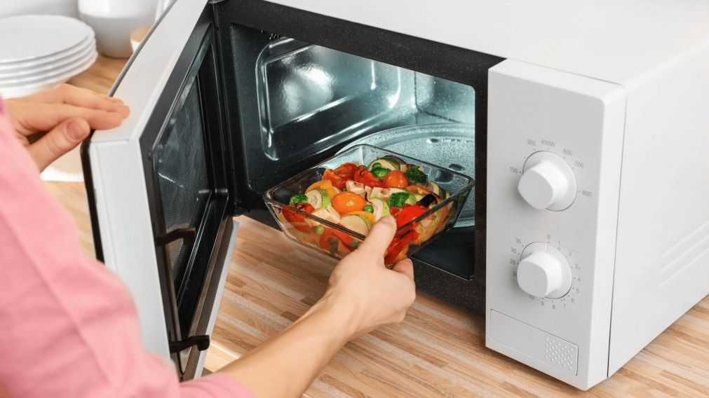 Estos son los alimentos y objetos que debes evitar poner en el microondas (Imagen ilustrativa)