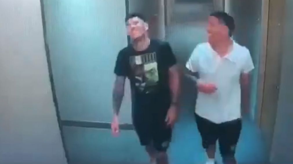El video donde se ve a los jugadores José Florentín y Braian Cufre saliendo de la habitación.