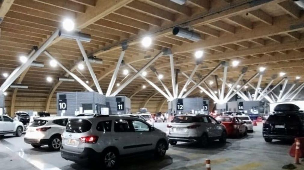Miles de argentinos viajaron a Chile este fin de semana largo (Foto @PasoCRMza).