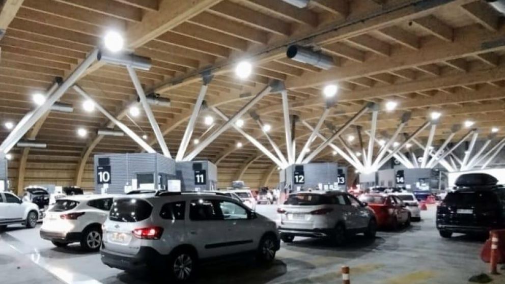 Miles de argentinos viajaron a Chile este fin de semana largo (Foto @PasoCRMza).