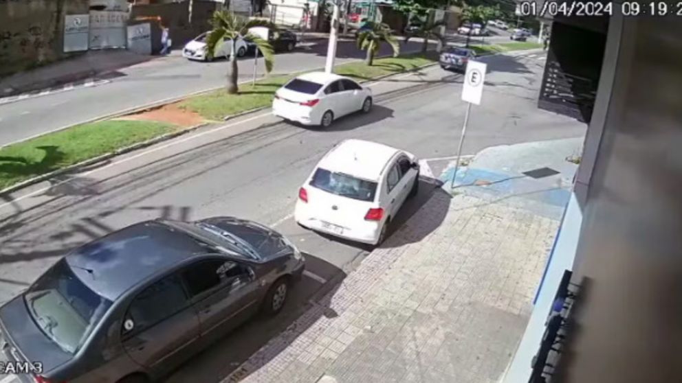 Un hombre cay� en un cr�ter que se abri� de repente en el medio de la vereda (Imagen captura v�deo).