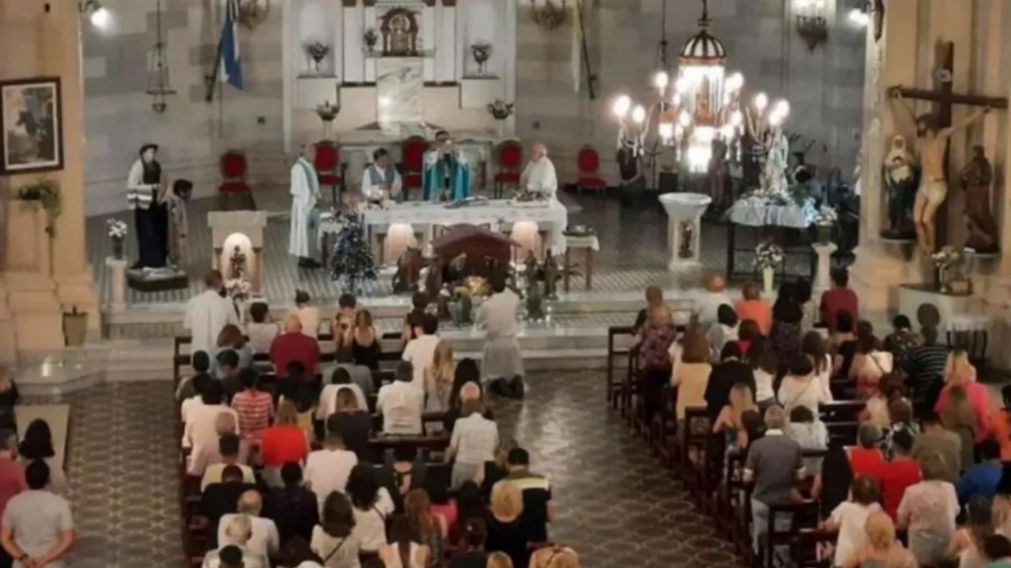 El insólito hecho ocurrió en medio de una misa (Foto Aire Santa Fe).