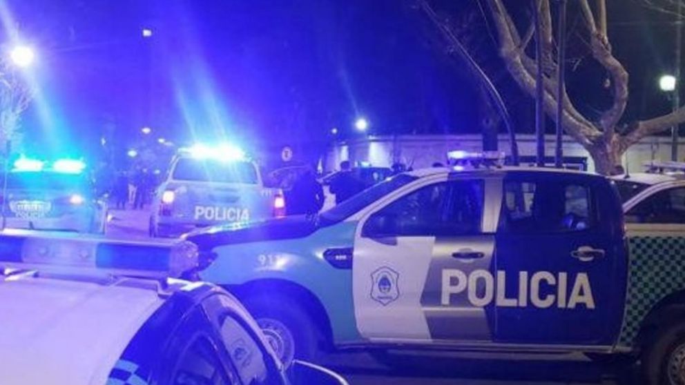 Los efectivos policiales llegaron al escenario del intento de asalto.