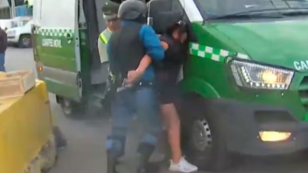 Así una mujer con antecedentes le sacó el arma a la guardia e hirió a tres personas.