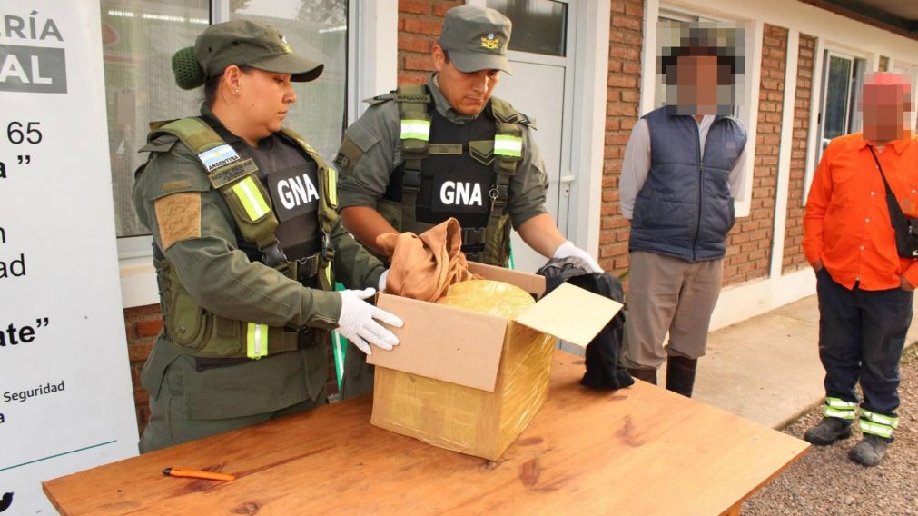 Así detectaron cocaína dentro de una encomienda: dos detenidos.