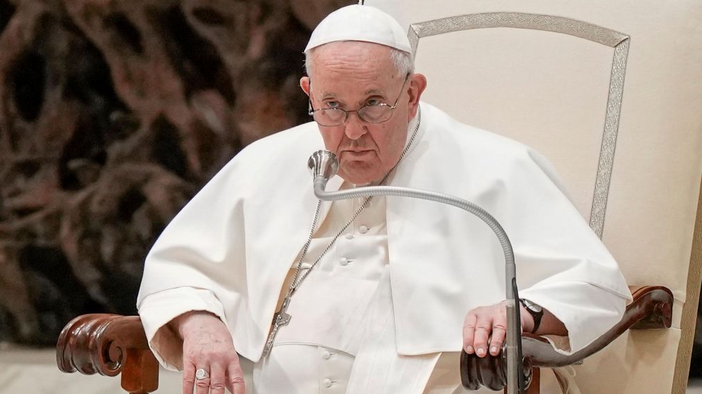 Preocupación por la salud del papa Francisco al ausentarse del Vía Crucis a último momento.