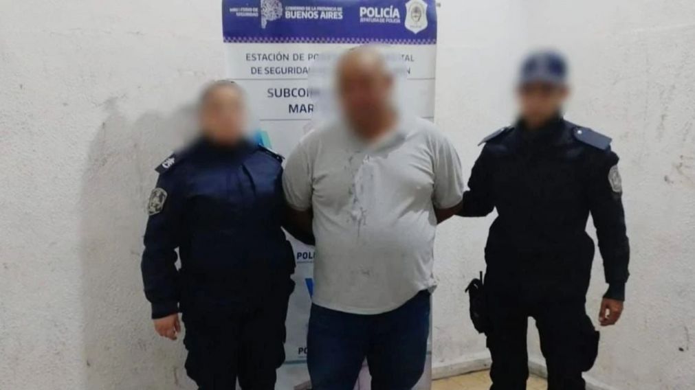 El hombre quedó detenido tras romper la máquina tragamonedas.