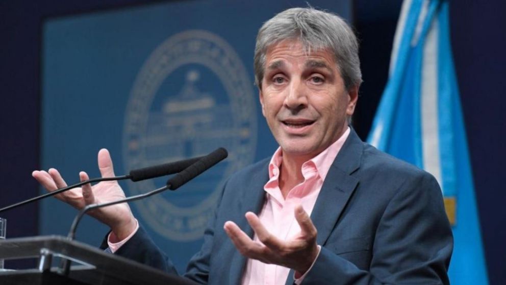 Luis Caputo defendió la idea de pagar las jubilaciones en dos tramos (Archivo).