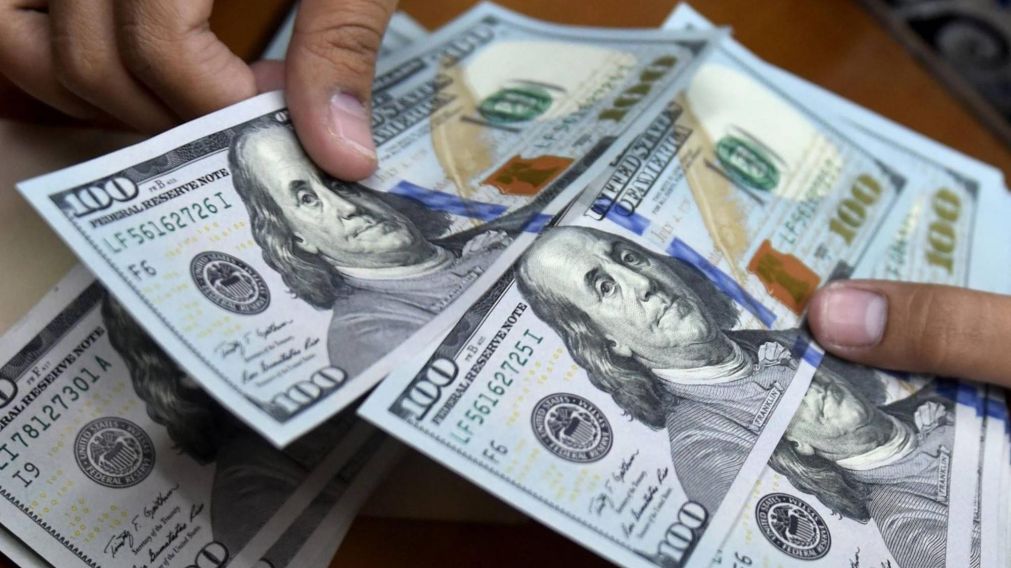 Dólar hoy: ¿A cuánto cotizan el oficial y el "blue"?