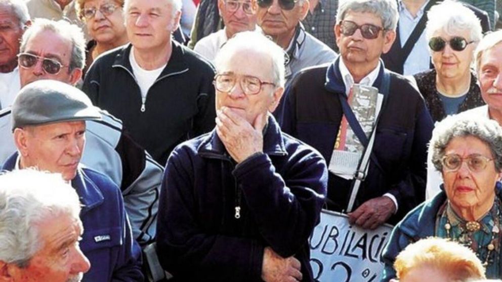 El pago desdoblado de los haberes previsionales responde a una cuestión de procedimiento de la legislación administrativa.